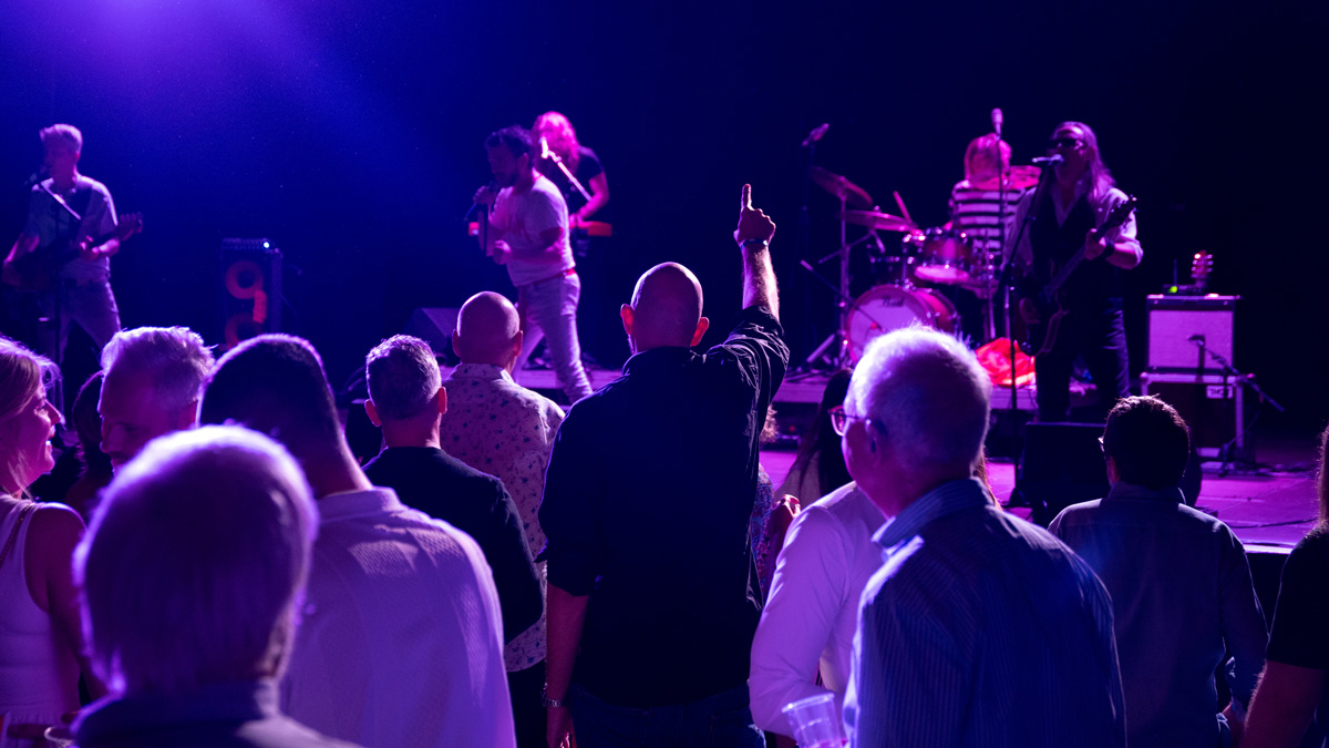 Airtècnics 40th anniversary celebration with live music and performances