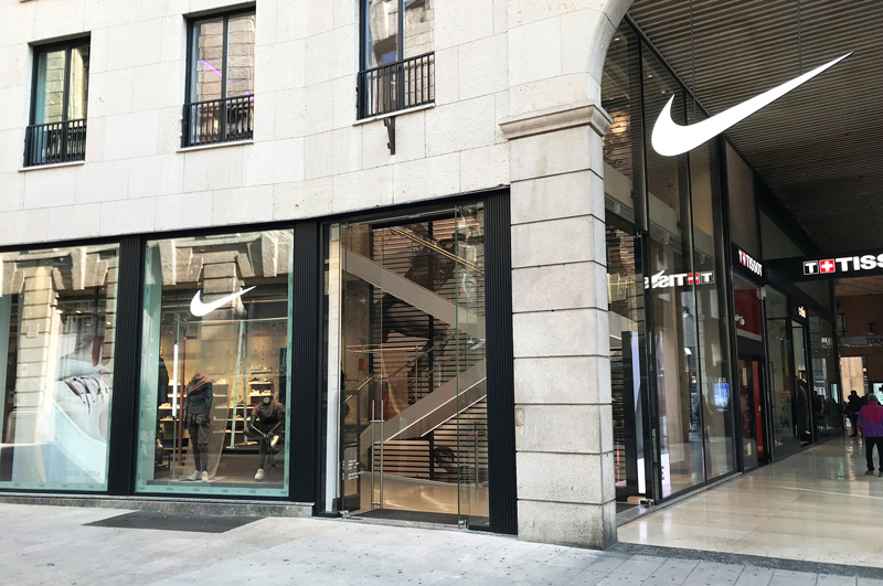 Cortinas aire ZEN en la flagship store de Nike en Milán