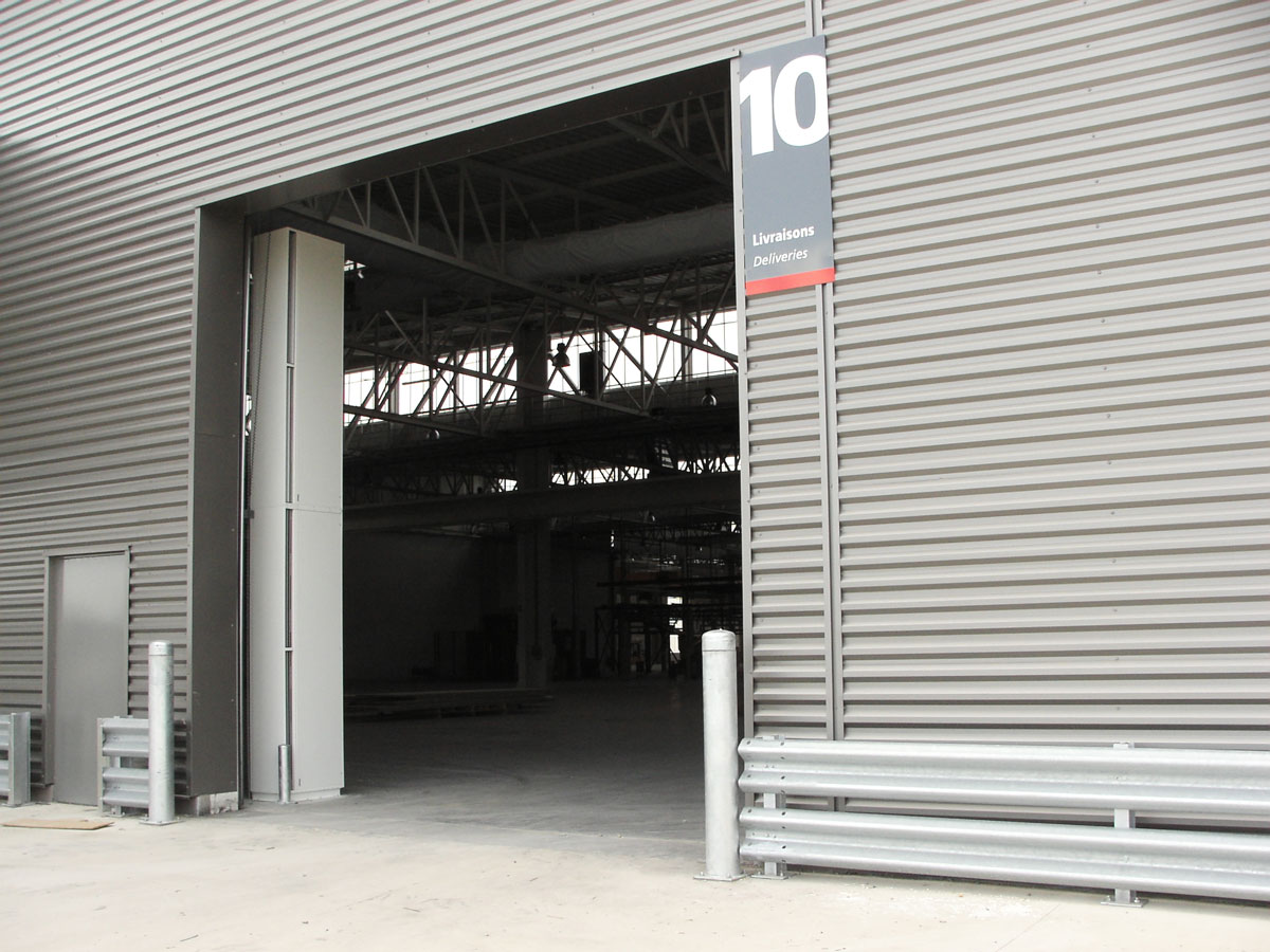 Cortinas de aire Windbox LXL instadas en vertical en las puertas de acceso a la planta de producción de una fábrica