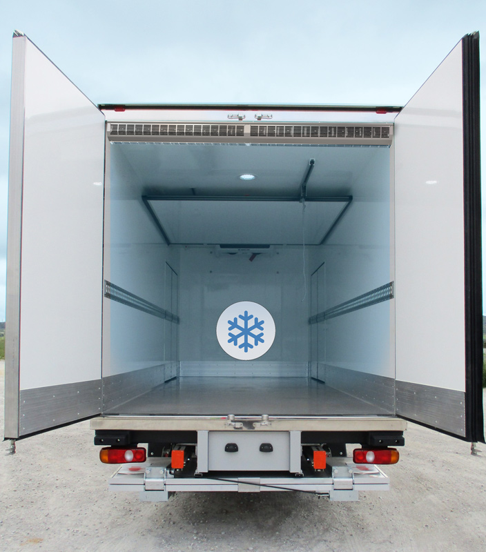  Recreació de la instal·lació d'una cortina d'aire Airtrack per a camions frigorífics
