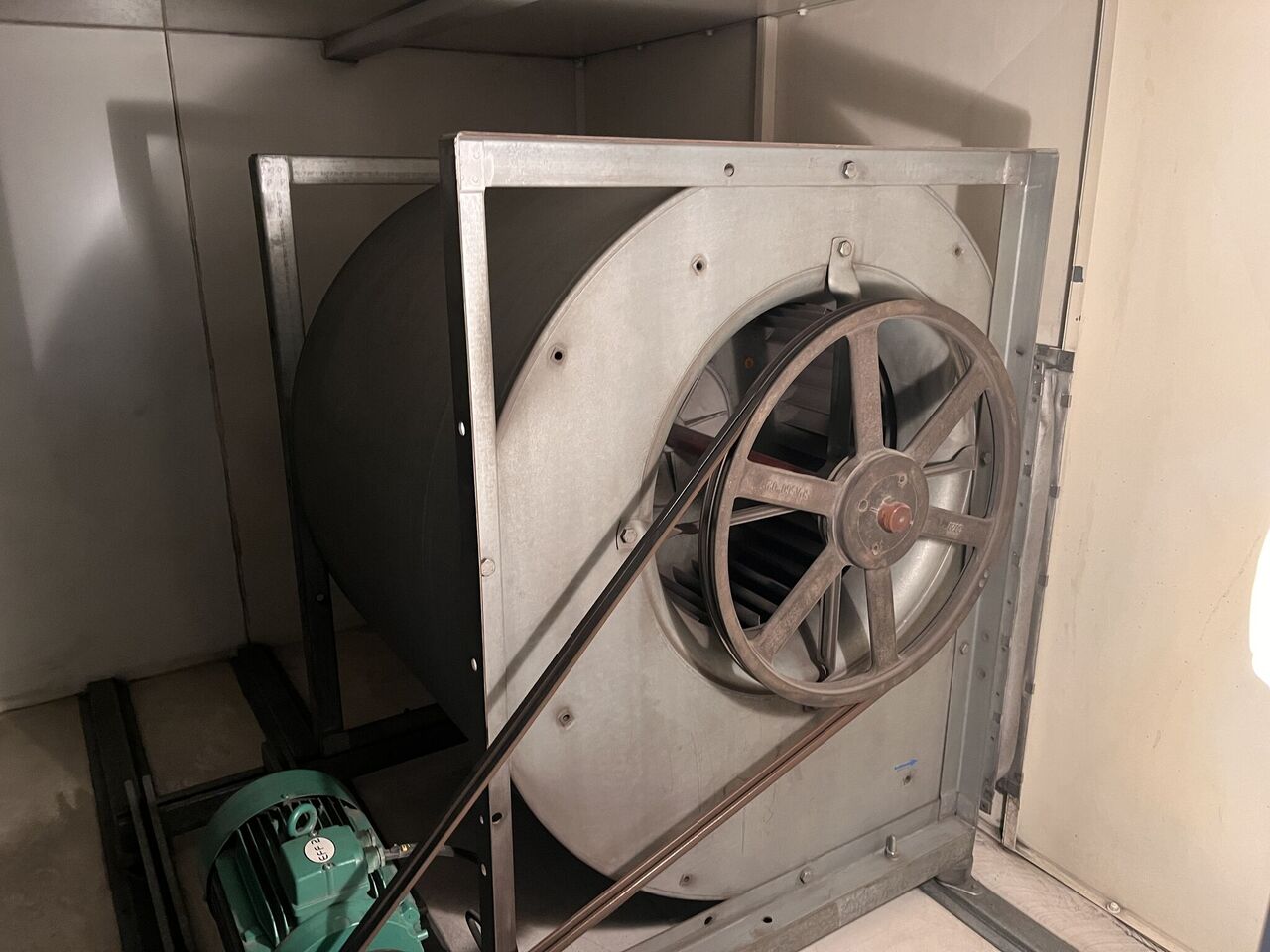 Antiguo ventilador por correa que se sustituy&oacute; en el proyecto retrofit. 