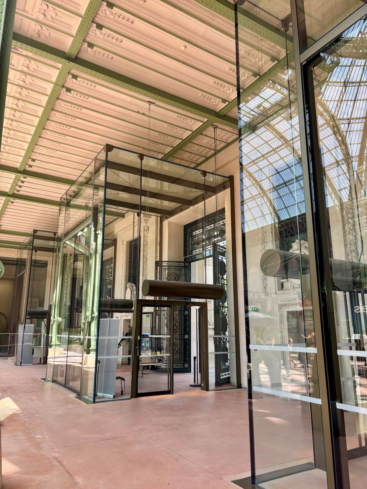 Cortina de aire de diseño Rund de Airtècnics, en el Grand Palais de París. Proyecto de Exeltec, distribuidor de Airtècnics en Francia. Cortina de aire de diseño Rund de Airtècnics, en el Grand Palais de París. Proyecto de Exeltec, distribuidor de Airtècnics en Francia.