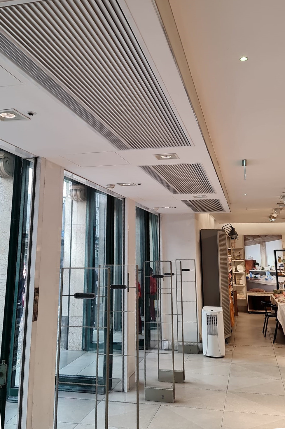 Accesses to the international fashion shop in the centre of Lisbon, Portugal with Airtècnics Dam recessed air curtains.