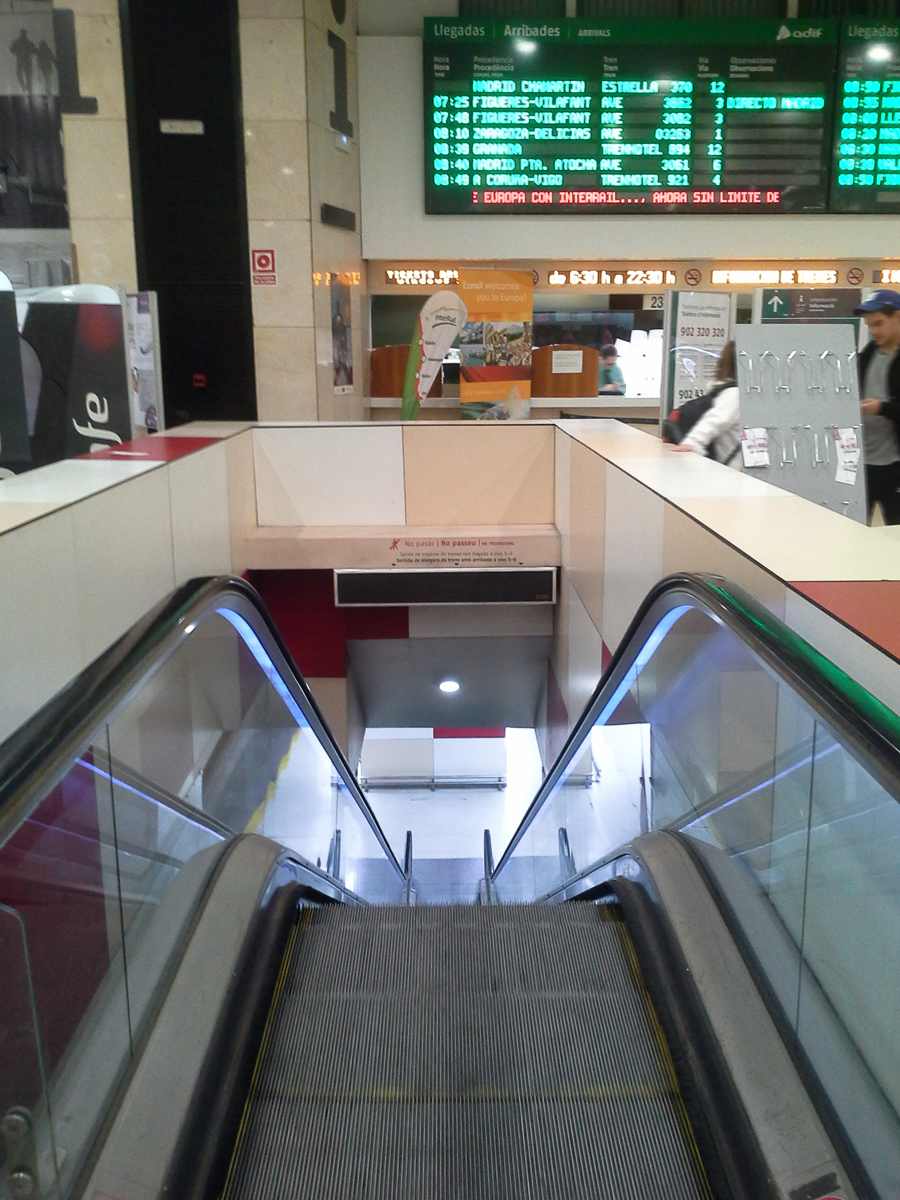 Access from the platform to the vestibule in the Barcelona-Sants train station with a windbox air curtain.