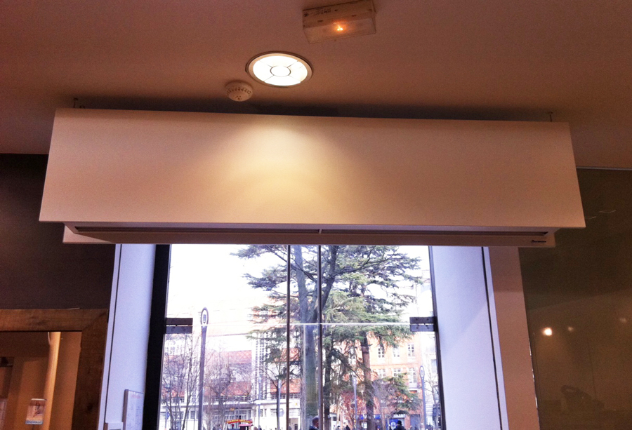 Air curtain too near of ceiling with no space to absorb enough air